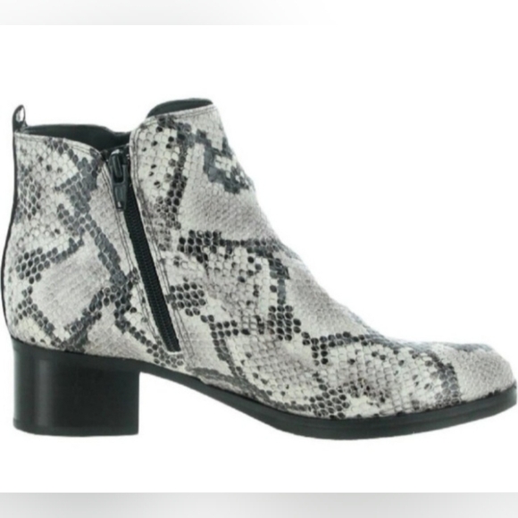 New Clarks Boots Size 9.5M Mila Sky Leather Ankle Snakeskin Zipper Gray Black - Picture 4 of 15